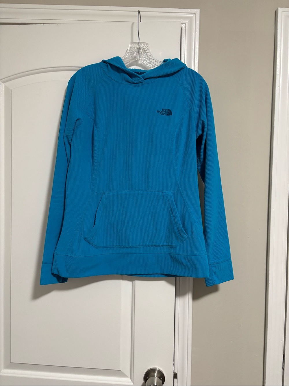 THE NORTH FACE, Woman’s Blue Hooded Pullover, Size Medium
